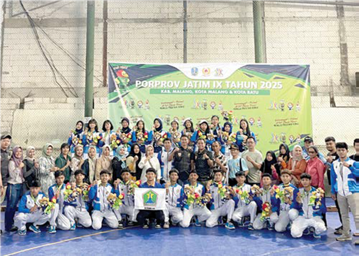 SEGERA TERIMA REWARD: Atlet Hockey Indoor Kota Malang berhasil meraih medali dalam ajang Porprov IX Jatim beberapa waktu lalu.