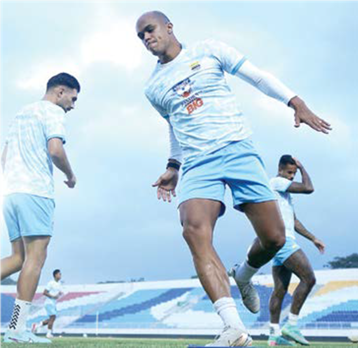 MENIKMATI ATMOSFER LAGA: Gelandang serang Persib Bandung Wiliam Marcilio menjalani sesi pemanasan di Stadion Kanjuruhan.