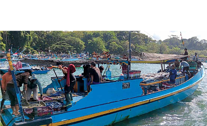 MENUJU TPI: Kapal nelayan berlabuh di Sendangbiru, Desa Tambakrejo, Kecamatan Sumbermanjing Wetan setelah melaut beberapa hari sebelumnya.