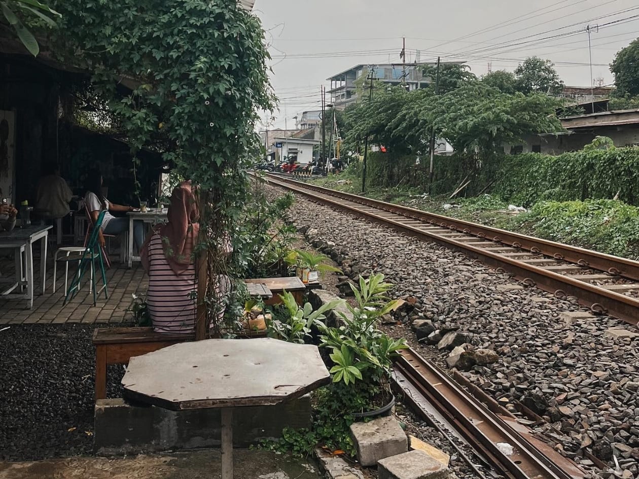 MENARIK: ngopi sambil menikmati kereta lewat.