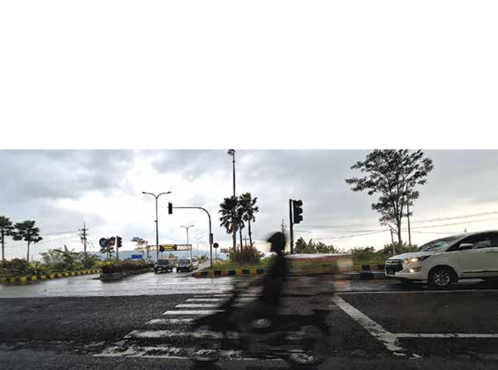 LINDUNGI PEJALAN KAKI: Beberapa pengendara sepeda motor melintasi titik pelican crossing di Jalan Raya Lawang-Malang kemarin.