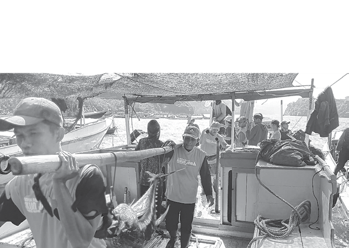 MATA PENCAHARIAN: Para nelayan mengangkut ikan dari kapal menuju Tempat Pelelangan Ikan (TPI) Sendangbiru.