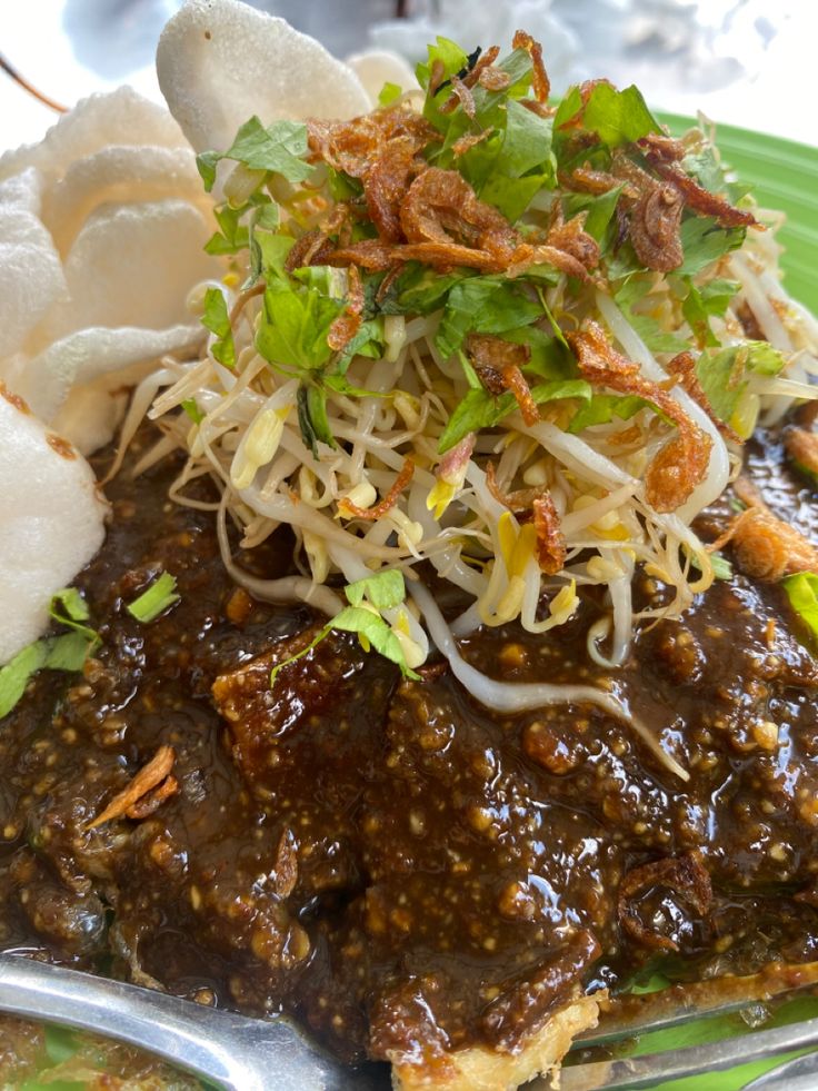 MENGGODA: Tahu telor, sederhana tapi nagih! Gurih tahu, lembut telor, disiram bumbu kacang khas yang bikin makin sempurna.