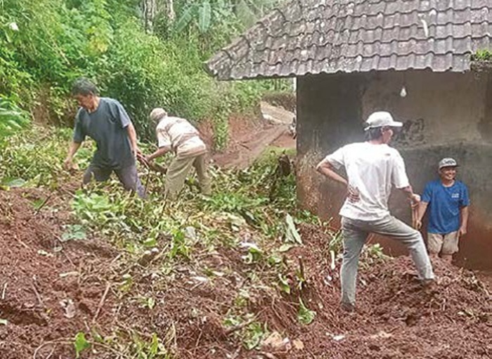 BENCANA: Rumah warga Dusun Sumbertangkil, Desa Sumbertangkil, Kecamatan Tirtoyudo terkena longsor pertengahan September lalu.