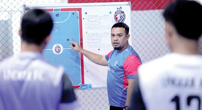 ENGGAN MEREMEHKAN LAWAN: Asisten Pelatih Unggul FC Malang Agus Abdulrahman menjelaskan skema permainan ke penggawa tim dalam sesi latihan di Unggul Sports Center.