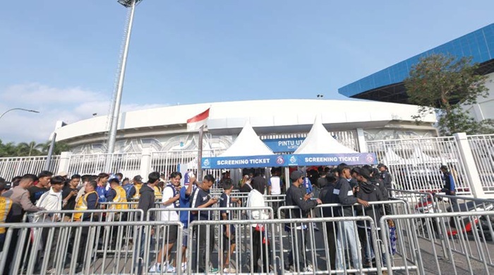 REKOR BARU: Aremania harus melewati pemeriksaan ketat sebelum masuk ke area ring dua Stadion Kanjuruhan. Senin lalu (22/9) mereka bersemangat melihat laga Arema FC Vs Persib.