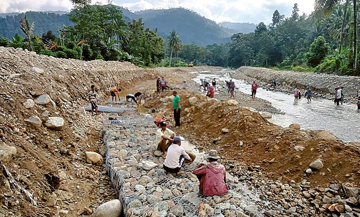 PROYEK SWADAYA: Puluhan warga dari beberapa RT di Desa Purwodadi, Kecamatan Tirtoyudo kerja bakti memasang bronjong di Sungai Sat beberapa waktu lalu.