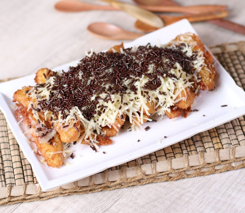 LEZAT: Pisang Goreng dengan Topping Keju dan Coklat yang Disajikan Hangat