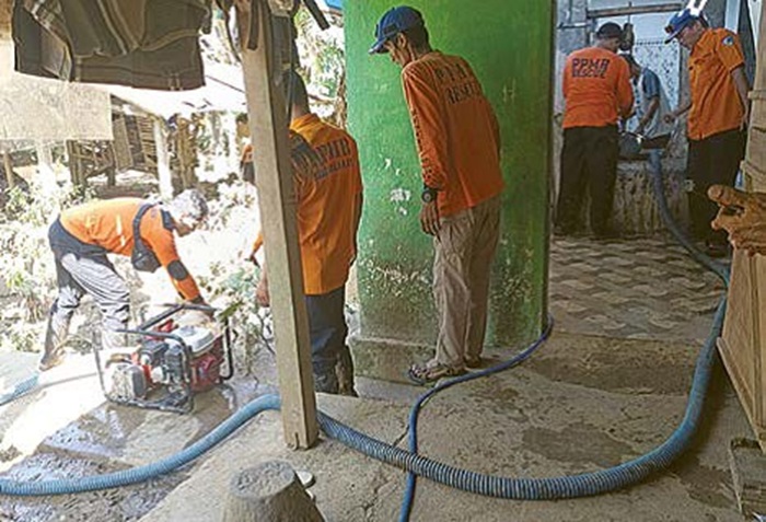TAK KERUH LAGI: Tim BPBD Kabupaten Malang menyedot air keruh di sumur milik warga Desa Sitiarjo, Kecamatan Sumbermanjing Wetan, kemarin (23/9).