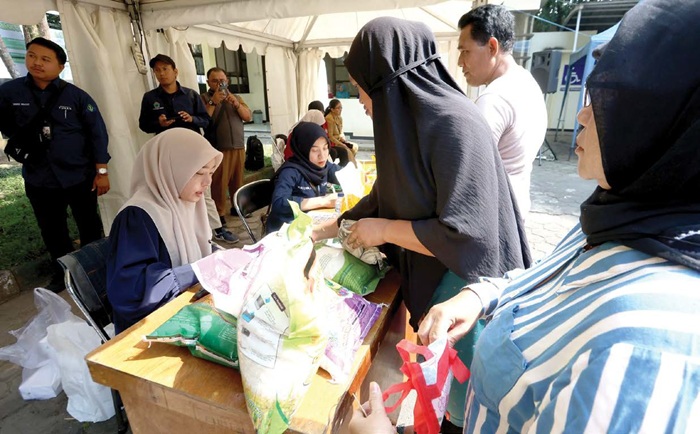 SERBAMURAH: Petugas Gerakan Pangan Murah melayani warga di kantor Kecamatan Kedungkandang kemarin. Pemkot memastikan GPM terus digeber hingga Desember 2025.