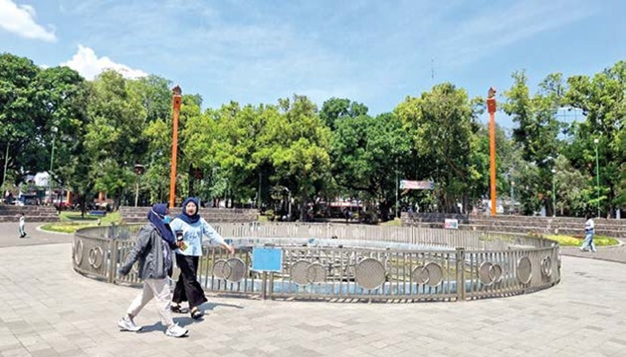 MENANTI WAJAH BARU: Area air mancur Alun-Alun Merdeka akan dipoles ulang dalam proyek revitalisasi senilai Rp 5 miliar.