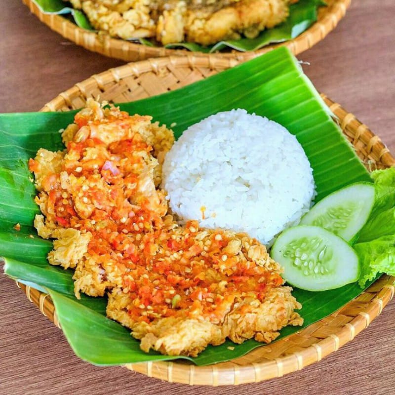 AYAM GEPREK: Salah satu menu andalan anak kos dan mahasiswa yang ramah di kantong!