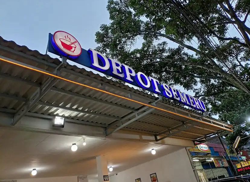 Tak hanya rindang dan asri, Jalan Semeru juga jadi surga kuliner. Dari bakso legendaris hingga kafe kekinian, jadi tujuan wajib warga Malang.