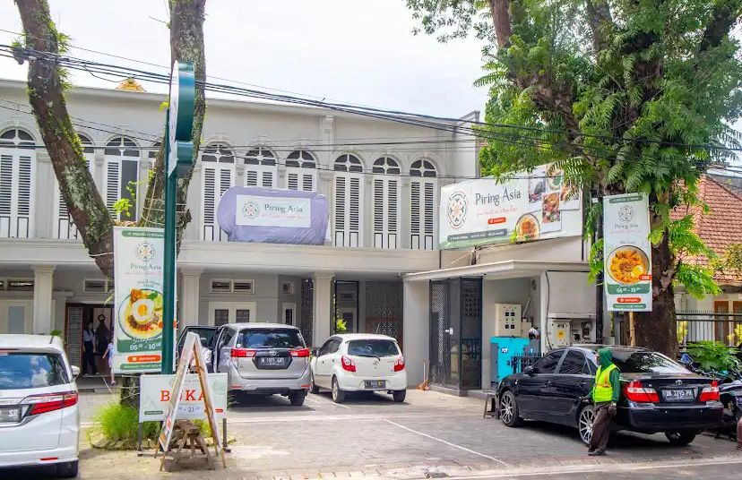 Jalan Wilis dikenal sebagai pusat kuliner Malang. Dari penyetan pedas, kafe hits, hingga resto all you can eat, semua ada di sini.