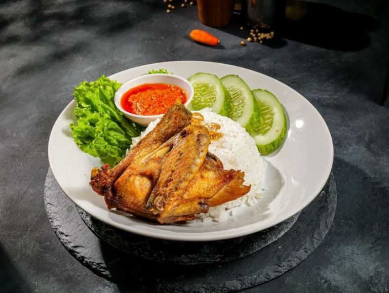 Ayam jadi menu favorit mahasiswa Malang. Di balik rasanya yang lezat, konsumsi ayam setiap hari punya manfaat besar untuk tubuh.