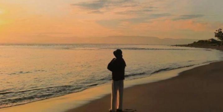Liburan di pantai makin berkesan dengan playlist tepat. Inilah deretan lagu yang cocok temani sunset indah di pesisir Malang.