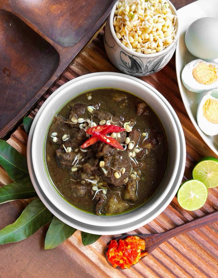 OTENTIK: Rawon, kuliner Jawa Timur yang gak pernah salah, apalagi kalau disantap bareng keluarga.