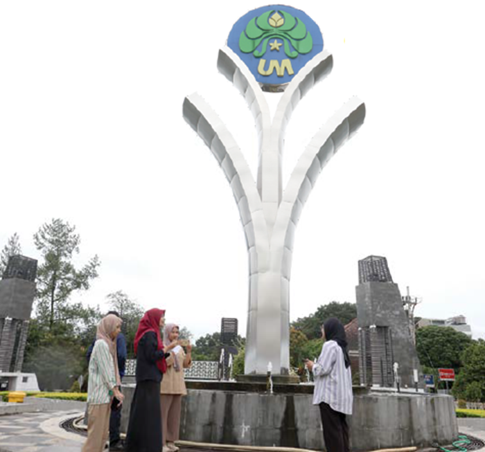 KERJA KELOMPOK: Mahasiswa UM mengerjakan tugas kuliah di taman kampus.