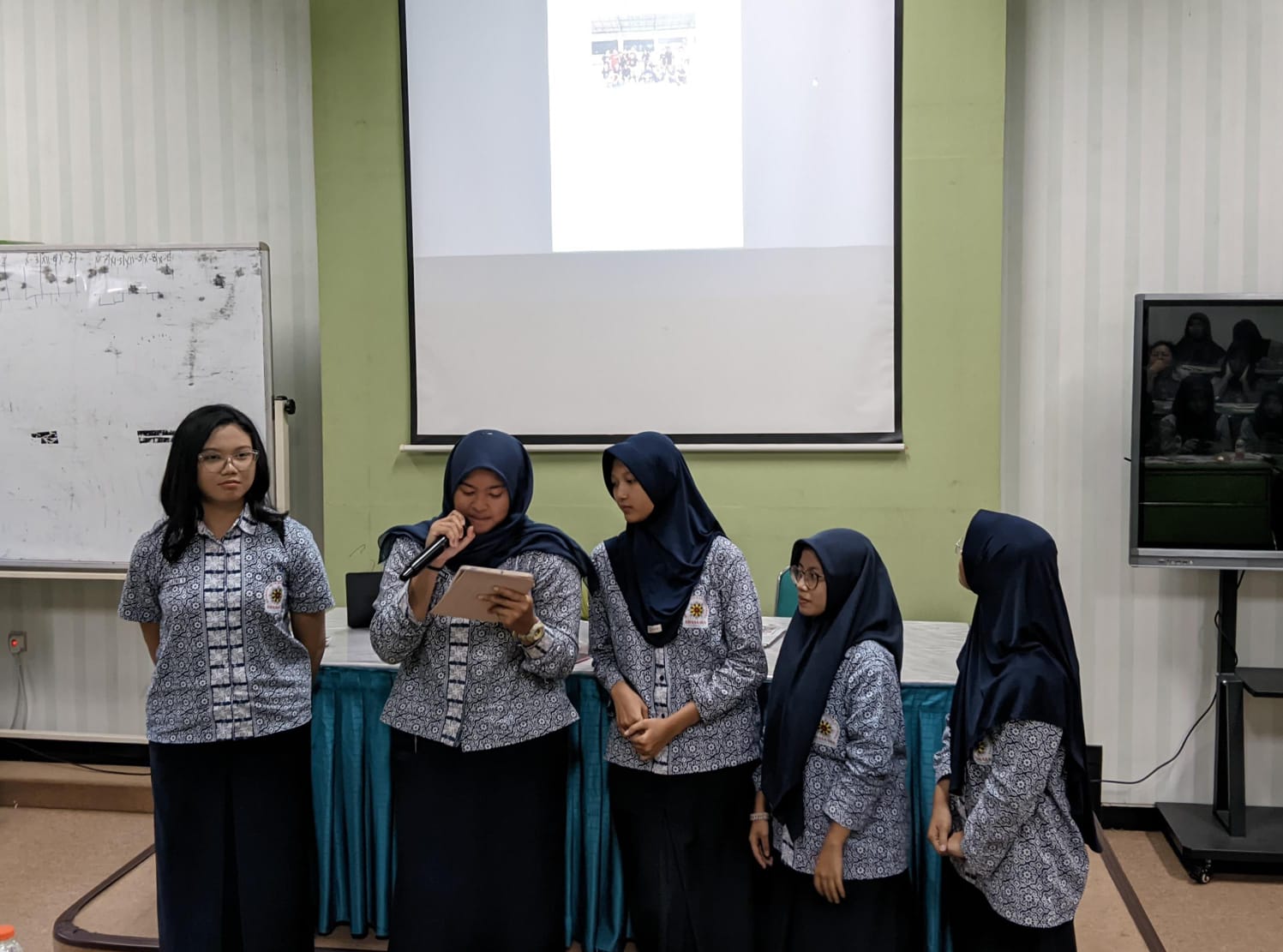 BERANI TAMPIL: Salah satu kelompok JGTS SMAN 8 Malang, mempresentasikan hasil tulisannya di depan pemateri.