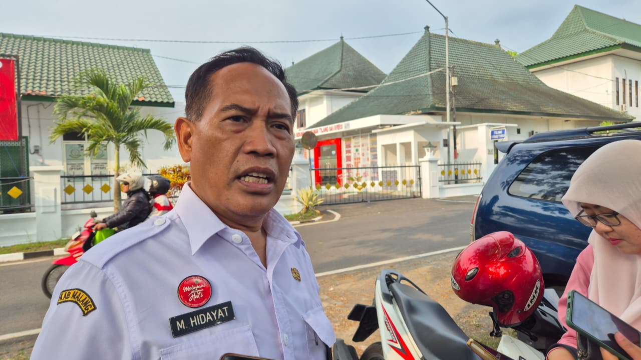 BERI KETERANGAN: M Hidayat, Kepala Dispora Kabupaten Malang usai pemeriksaan di Kantor Kejari Kabupaten Malang, sore tadi (24/9).