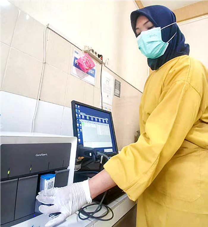 PEMERIKSAAN LABORATORIUM: Salah satu petugas di puskesmas memeriksa sampel dari pasien tuberkulosis, kemarin (23/9).