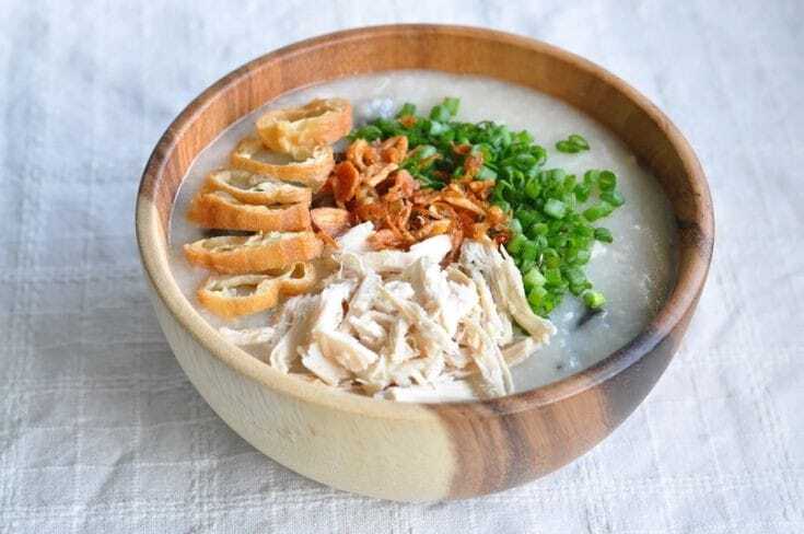 NIKMAT: enaknya menyantap seporsi bubur ayam di pagi hari.