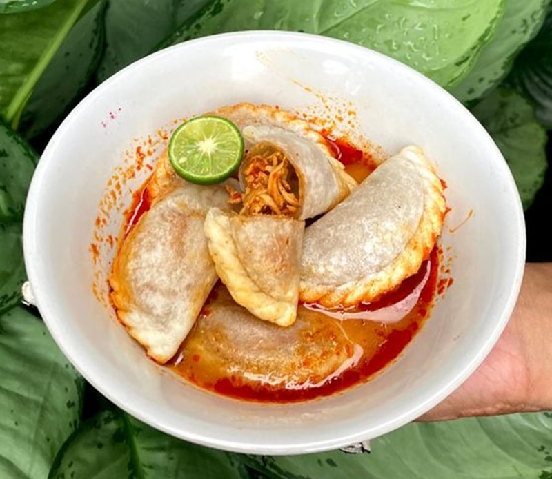 NAGIH: Cireng kuah pedas nikmat  dengan potogan jeruk nipis
