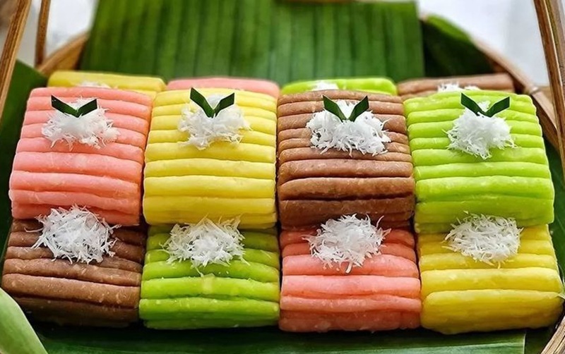 ENAK: Gethuk lindri khas warna warni dan parutan kelapa