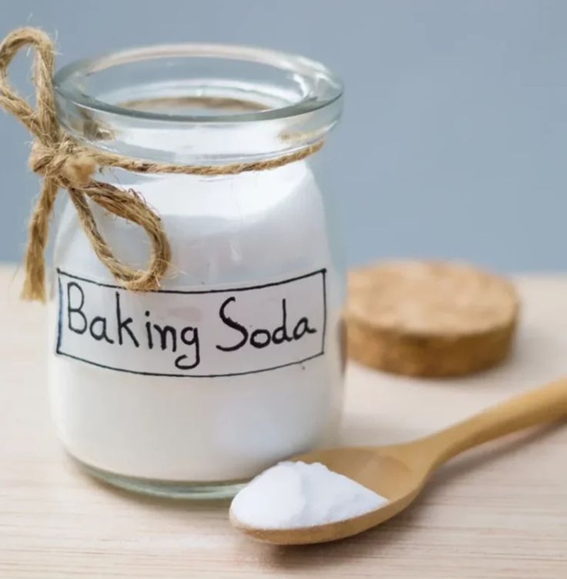 Baking soda digunakan untuk membersihkan noda