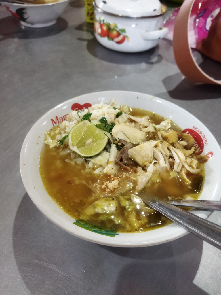 GURIH: Deretan warung soto dhok Lamongan di Malang ini terkenal dengan kuah segar dan daging empuk yang bikin makan makin lahap.