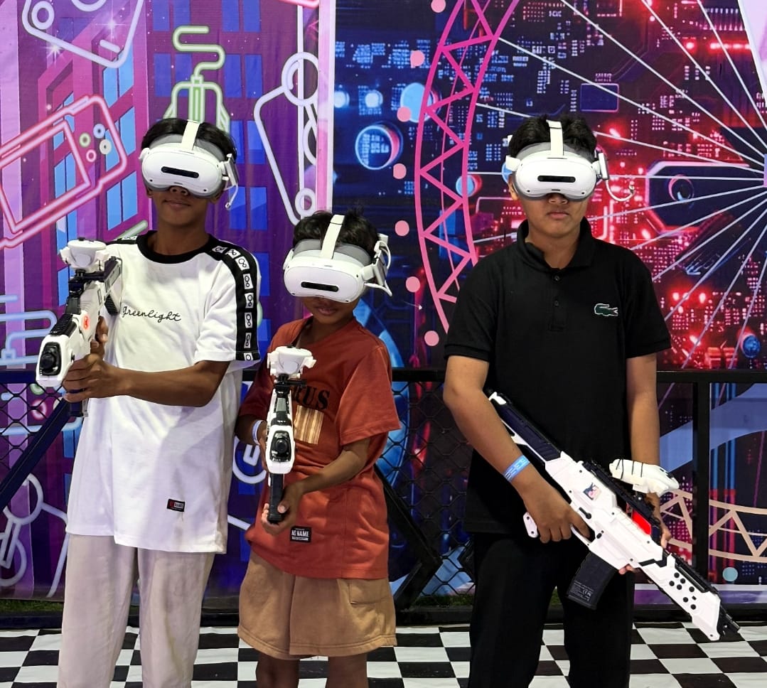 SERU: Pengunjung sedang asyik bermain di wahana x-space.