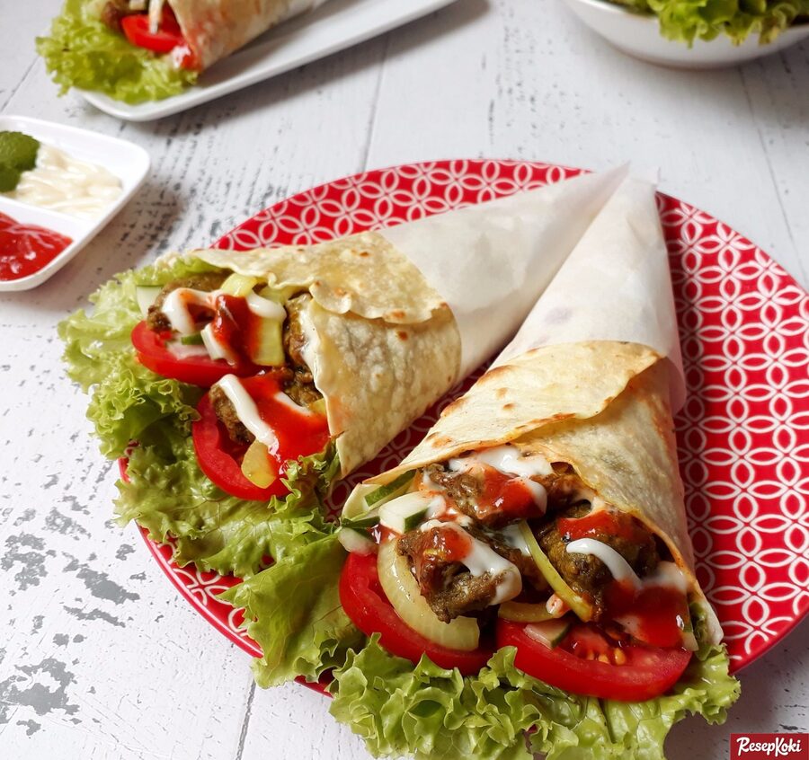 ISIAN BANYAK: Kebab yang berisikan selada, daging, bawang bombay dan beberapa bahan lainnya