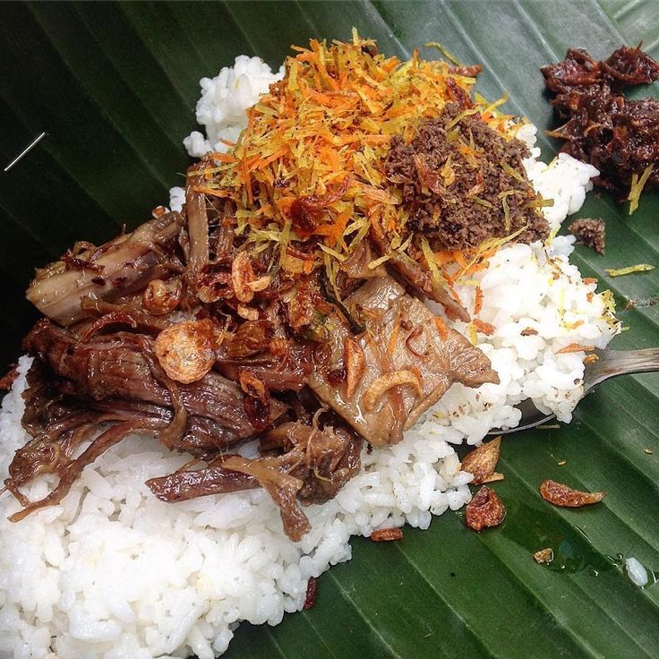 GURIH: Seporsi nasi krawu dengan suwiran daging sapi, serundeng, dan sambal pedas khas Jawa Timur.