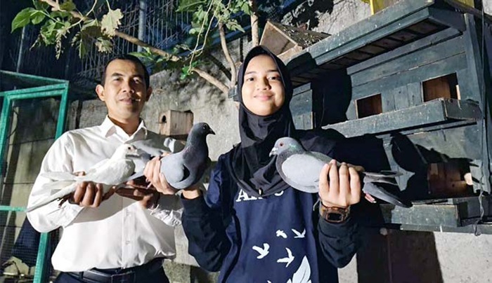 TEMUKAN KEBAHAGIAAN: Rindu Indra Prasta (kanan) bersama ayahnya Bambang Irawan menunjukkan burung dara peliharaan yang telah membawanya menorehkan prestasi.