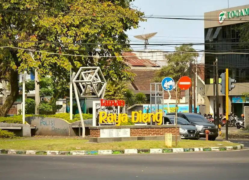 Jl. Dieng Malang selalu ramai. Mulai dari wisata, kuliner, pusat perbelanjaan, hingga gym modern tersedia di kawasan ini.