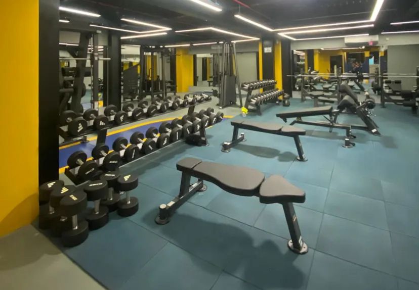 Singgah di Surabaya tak hanya soal kuliner. Dekat Stasiun Gubeng, ada beberapa gym populer yang bisa jadi pilihan olahraga warga Malang.