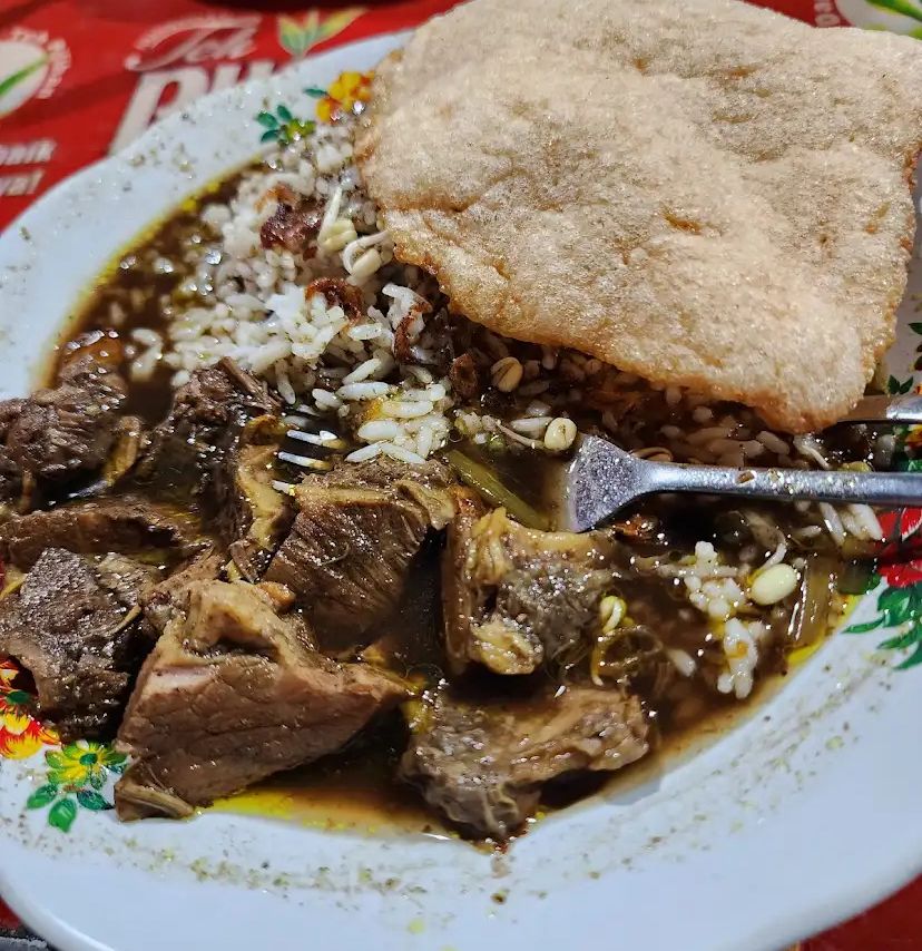 Transit di Surabaya tak lengkap tanpa kulineran. Empat tempat makan legendaris dekat Stasiun Wonokromo ini wajib dicoba warga Malang.