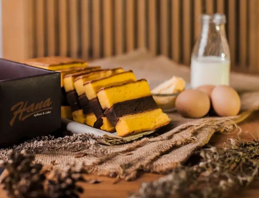 Malang punya banyak oleh-oleh manis. Lapis kukus, bolu, hingga spikoe jadi favorit wisatawan untuk dibawa pulang.