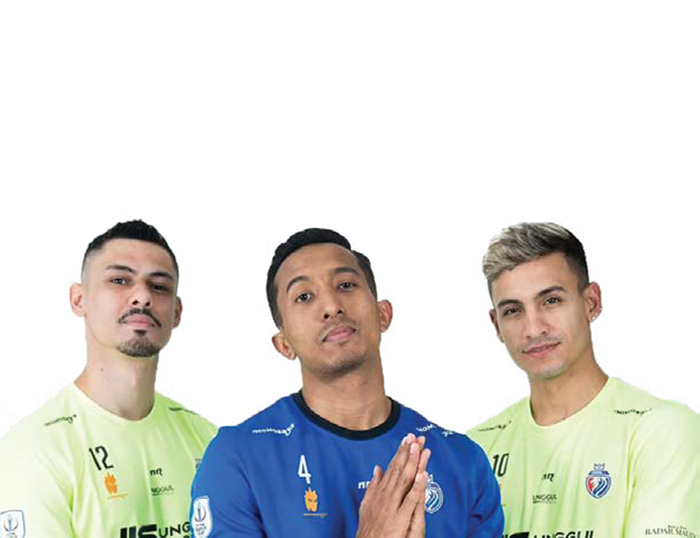 JAGA TRADISI: Dari kiri, Wellington Pereira, Ikhsani Fajar, dan Andres Josue Teran,  menggunakan jersey terbaru untuk Super Cup 2025.