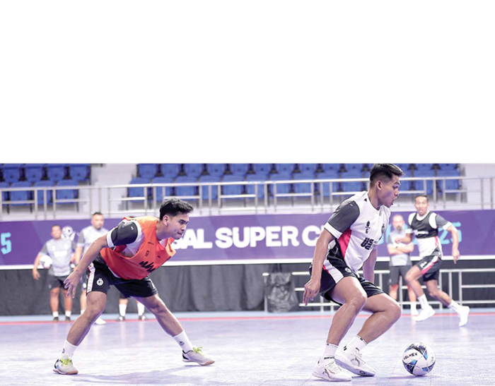 TERMOTIVASI: Andres Dwi  Persada (kanan) berusaha  melewati Abdussalam dalam  sesi official training di GOR  Indoor Manahan, kemarin.