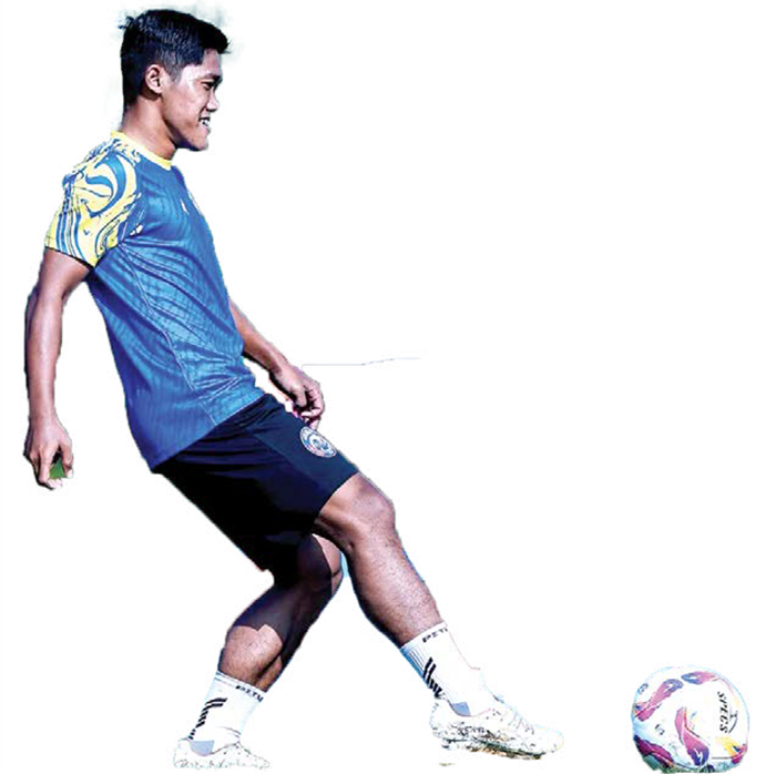 HARUS KERJA  KERAS: Dwiki  Mardiyanto  melepaskan  umpan dalam  sesi latihan di  ARG Soccer  Field, Lawang,  beberapa  waktu lalu.