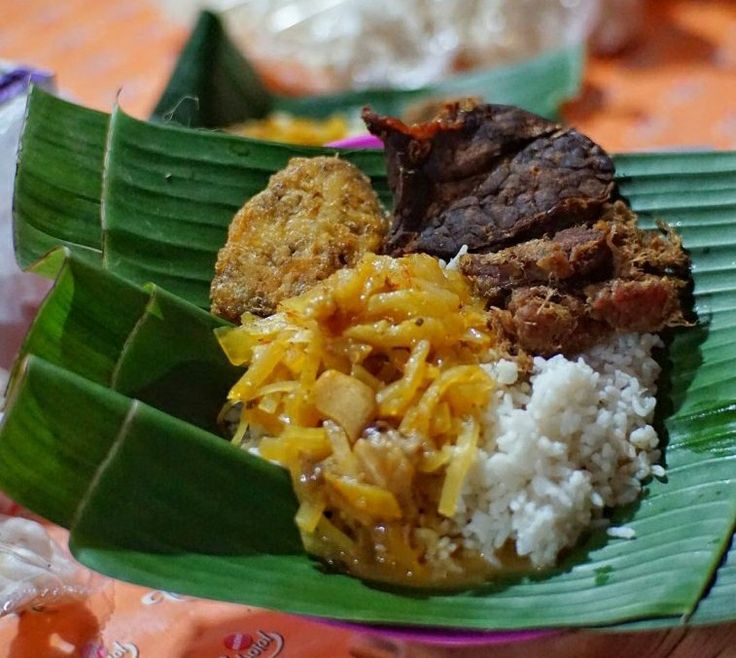LEZAT: Sajian nasi kikil dengan kuah santan pedas gurih jadi pilihan kuliner populer di Malang.