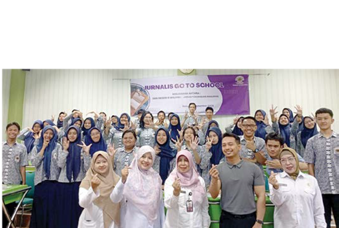 PERKUAT LITERASI: Kepala SMAN 8 Malang Nuraeni SPd MPd (tengah) membuat  Acara Journalist Goes to School bersama Jawa Pos Radar Malang, Rabu (24/9).
