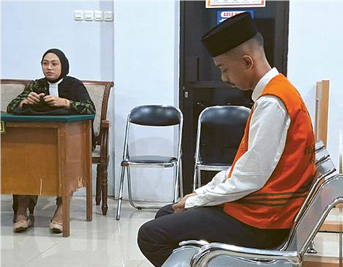 TERJERAT KASUS ASUSILA: Muchammad Ilham Ari Bachtiar, 23, asal Desa Sukoharjo, Kecamatan Kepanjen menjalani sidang di Pengadilan Negeri (PN) Kepanjen kemarin (24/9).