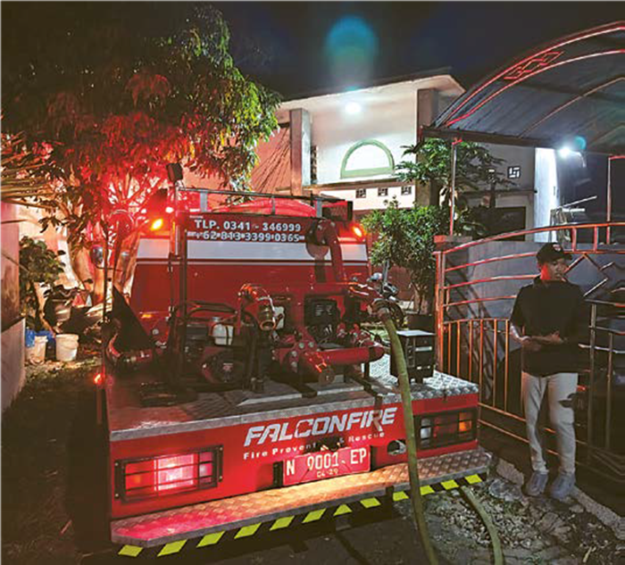 GERAK CEPAT: Petugas bersiap memadamkan kobaran api di lahan bambu Desa Mulyoagung, Kecamatan Dau.