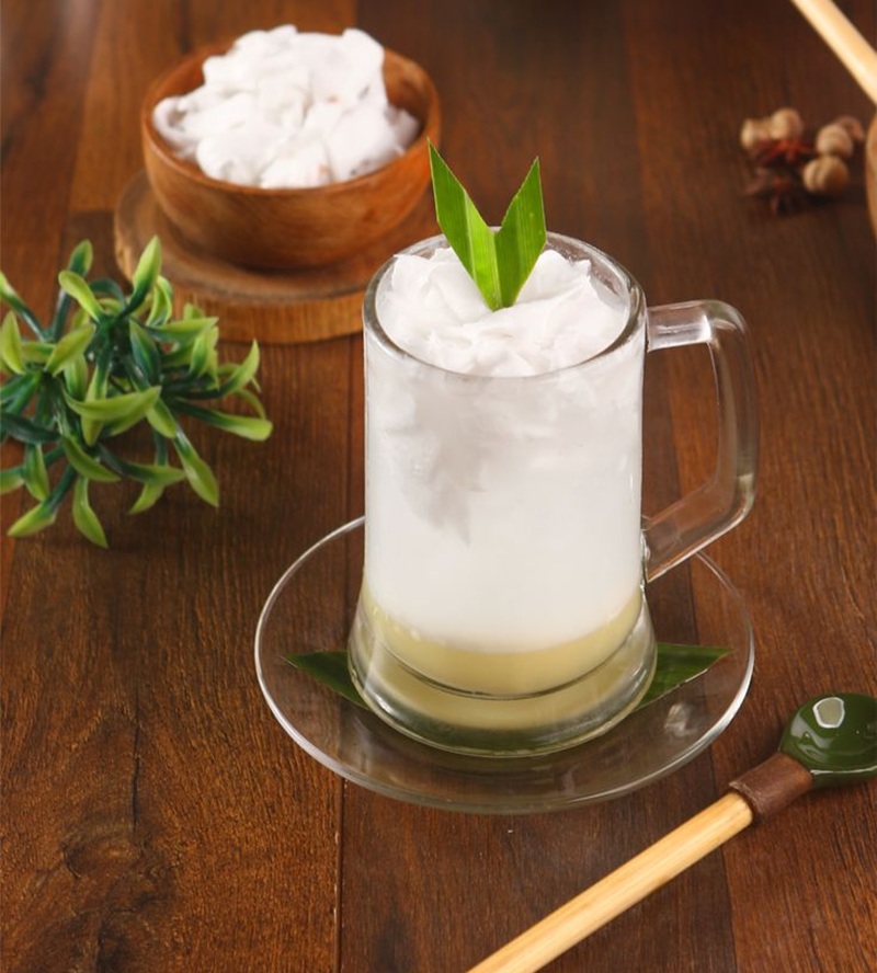 Segelas es degan segar dengan susu