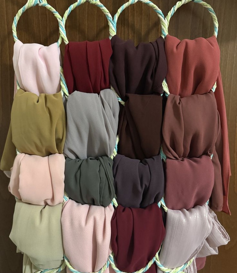 Gantungan hijab lipatan benar
