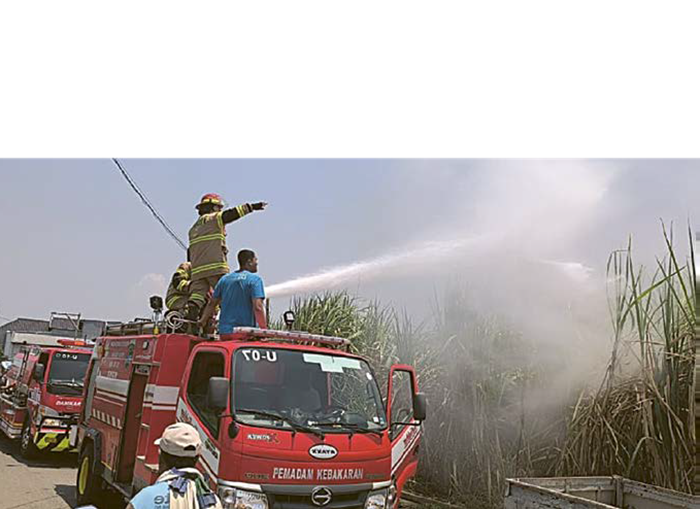 SIGAP: Tim Damkar Kabupaten Malang memadamkan kobaran api yang menghanguskan lahan tebu di Desa Sitirejo, Kecamatan Wagir.