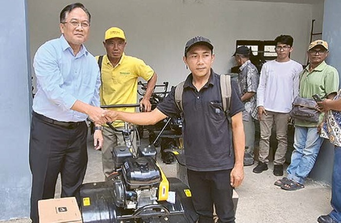 SIMBOLIS: Kepala DTPHP Kabupaten Malang Avicenna Medisca Sani Putra (kiri) menyerahkan cultivator ke petani.