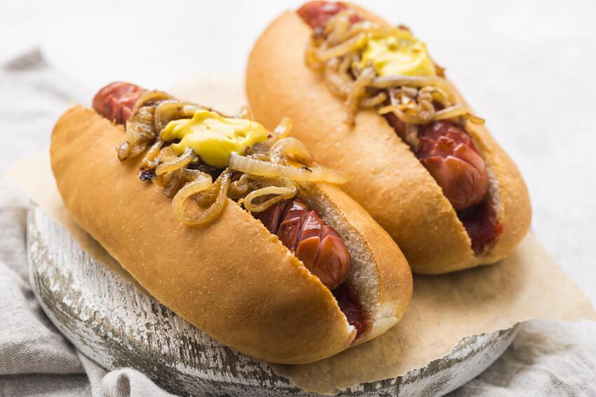 ALA BARAT: Makan hot dog yang praktis dan tentunya mengenyangkan